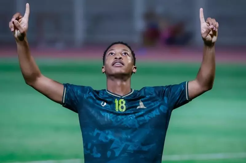 تقارير: صراع بين الهلال والاتحاد على ضم نجم الخليج تقارير: صراع بين الهلال والاتحاد على ضم نجم الخليج